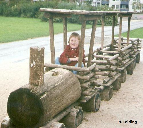 Karsten im Alter von etwa zehn Jahren beim Spielen mit einer groen Holzeisenbahn in Niendorf - Nord.