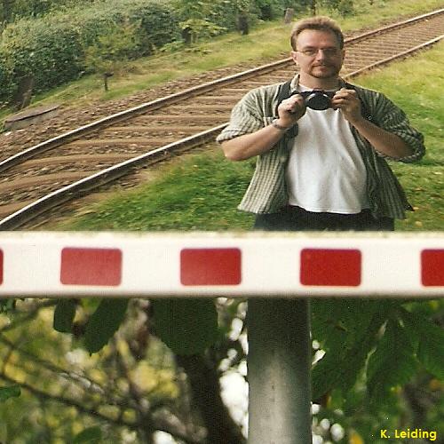 Karsten im Alter von zweiunddreiig Jahren in einem Spiegel am Haltepunkt Sanderbusch in Ostfriesland.