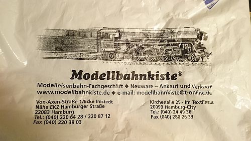 Tüte mit Werbung für die Modellbahnkiste.