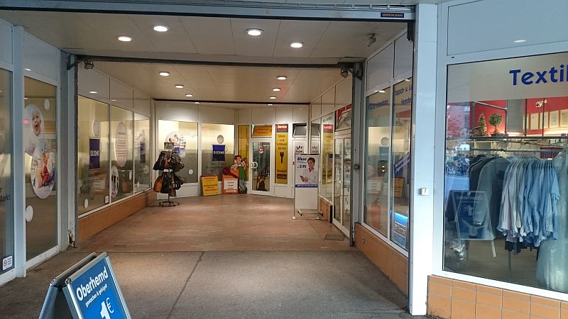 Die Ladenzeile im P+R-Haus am U-Bahnhof Langenhorn Markt. Die Ladenzeile im P+R-Haus am U-Bahnhof Langenhorn Markt.