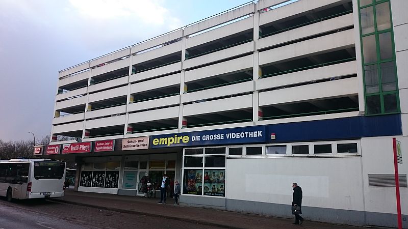 Das P+R-Haus am U-Bahnhof Langenhorn Markt von der Tangstedter Landstraße aus gesehen.