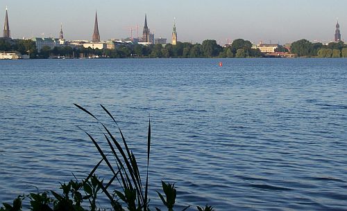 Blick ber die Auenalster zur Kennedybrcke und S-Bahn.