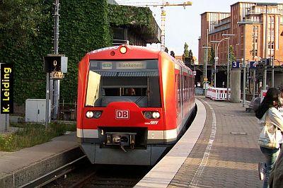 Ein Zug der S1 in Richtung Blankenese im Hauptbahnhof auf Gleis 3 im September 2011.