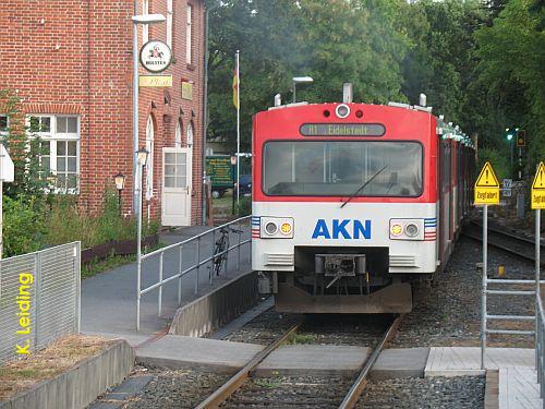 Ein Zug der AKN - Linie A 1 nach Hamburg - Eidelstedt fhrt in den Bahnhof Bad Bramstedt ein.