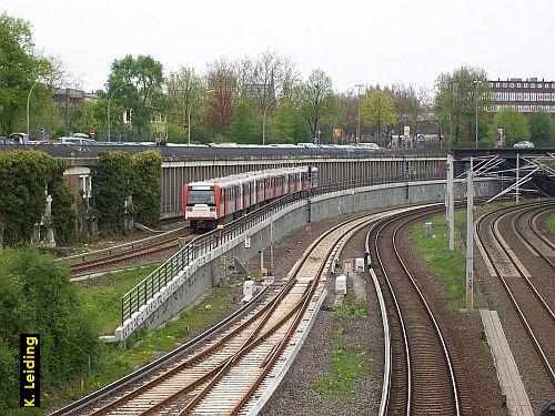 Ein DT 3 - Zug fhrt auf der Linie U 3 parallel zur Abstellanlage am Westphalensweg / Berliner Tor und zu den Gleisen der S - und Fernbahn nordwrts.