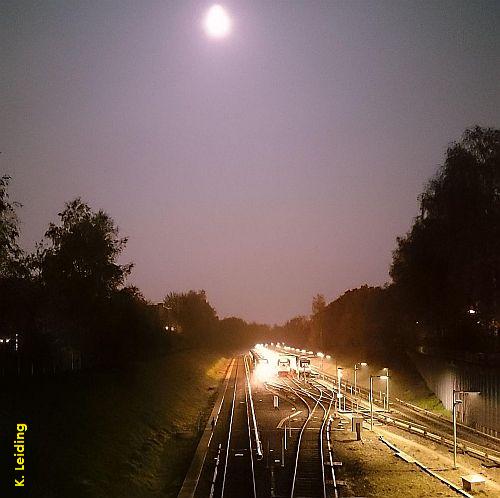 Mondschein ber der westlichen Abstellanlage in Ochsenzoll im Oktober 2014.