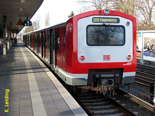472er - Kurzzug auf der Linie S 11 in Ohlsdorf im Mrz 2009.