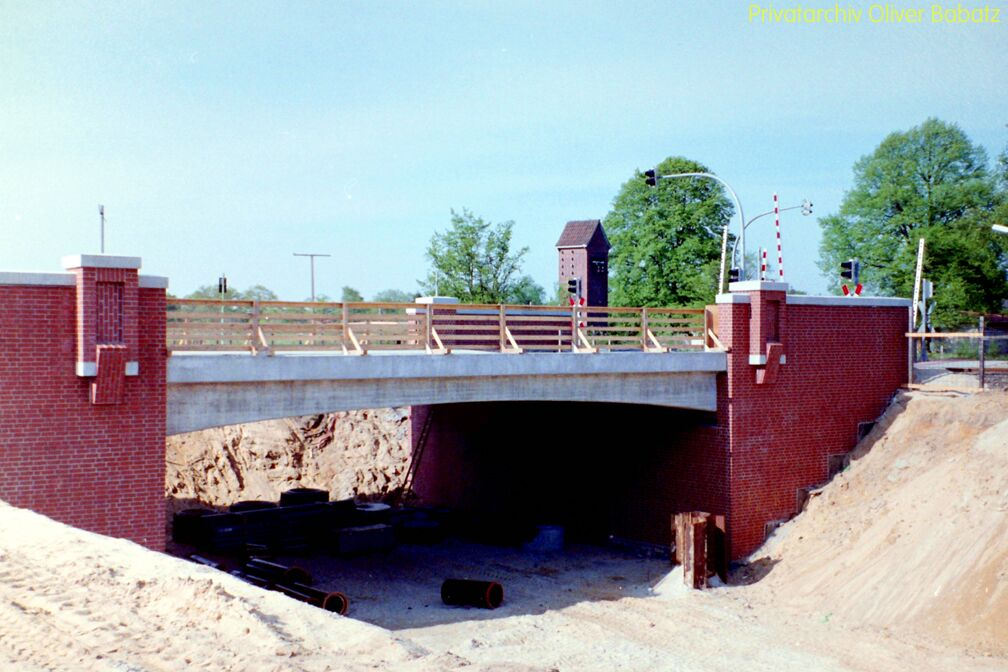 Der Buchenweg berquert die U - Bahntrasse mittels einer Betonbrcke.