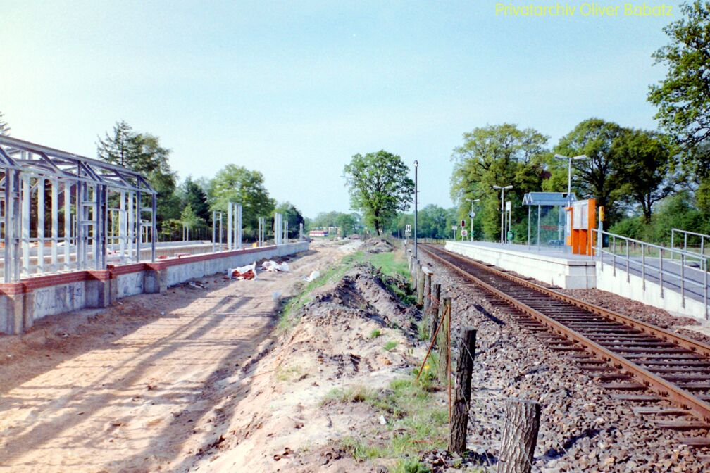 Alter Mittel- und neuer Seitenbahnsteig nebeneinander.