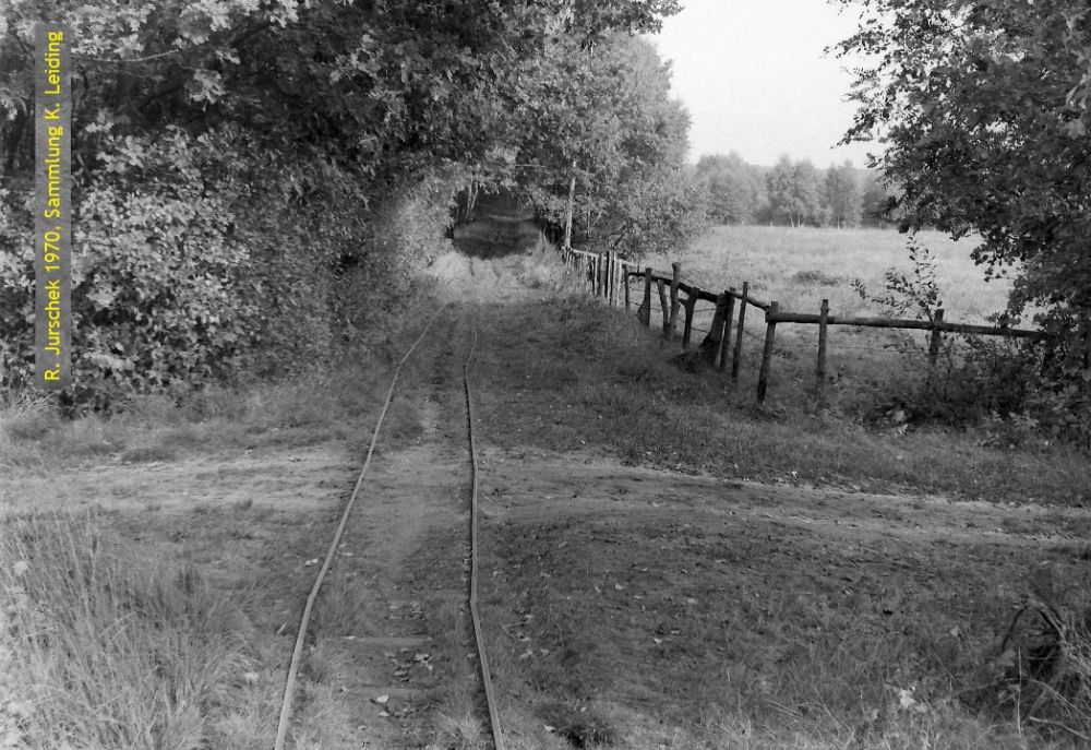 Bahnübergang ohne Warnkreuze.