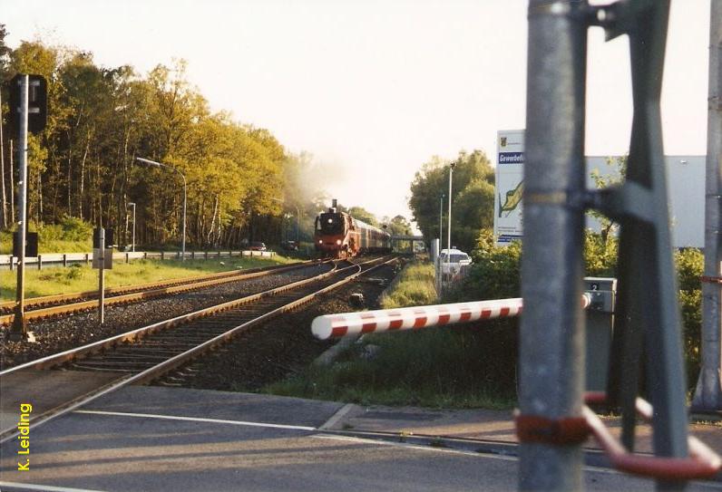 18 201 nähert sich dem Bahnübergang 1.