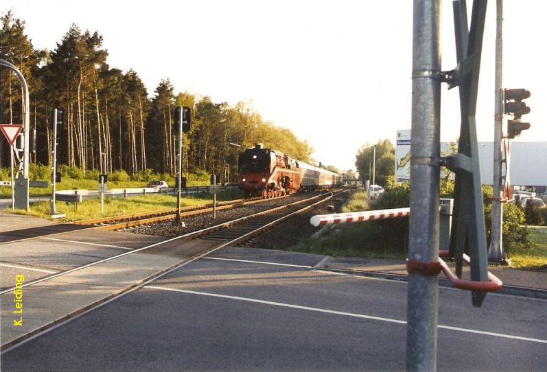 18 201 nähert sich dem Bahnübergang 2.