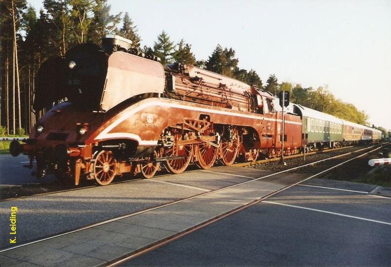 18 201 auf dem Bahnübergang.
