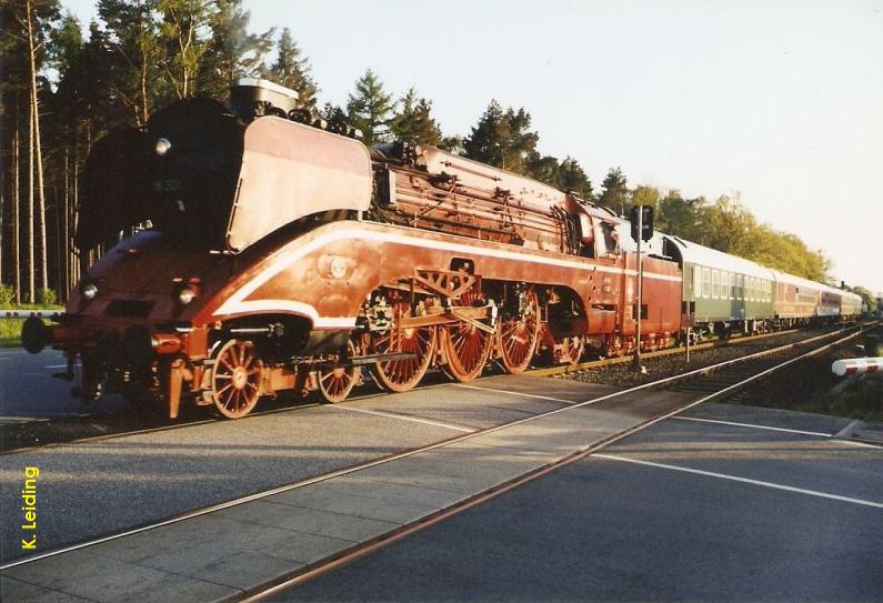 18 201 auf dem Bahnbergang.