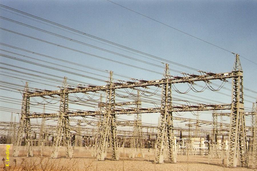 Länglicher Strommast.