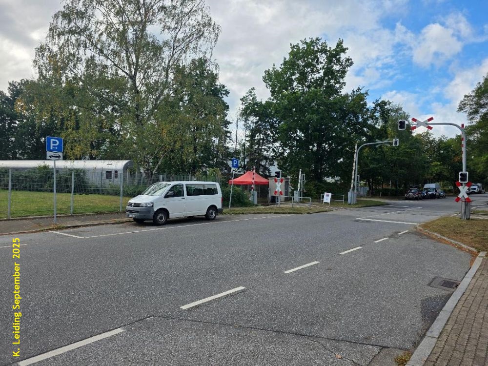 Blick auf den Bahn&uuml;bergang der NIB am M&uuml;hlenweg.
