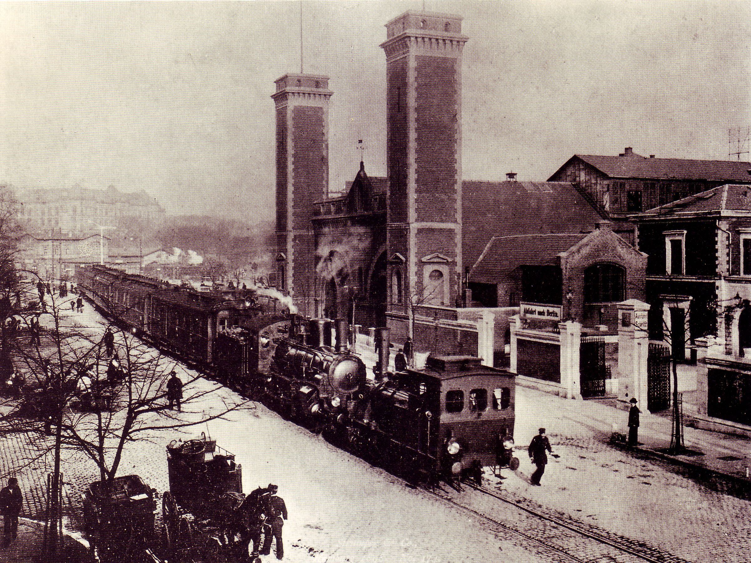 Blick durch die ehemalige Bahnhofstra&szlig;e mit damaligem Berliner Bahnhof.
