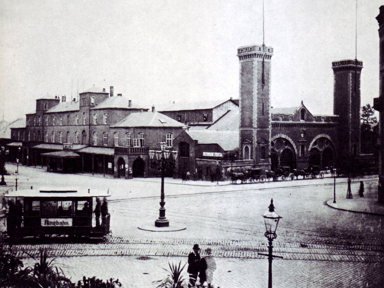 Berliner Bahnhof um 1900 mit Pferdebahn.