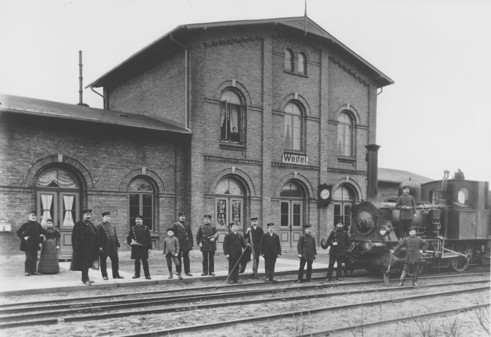 Bahnhof Wedel mit Mitarbeitern.