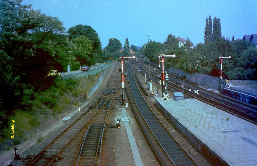 Die westliche Ausfahrt mit den Gleisen nach Wedel und in die Innenstadt.