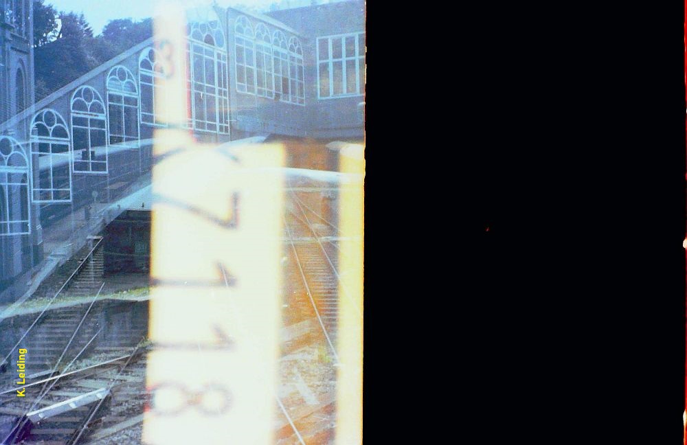 Chaotisches mehrfachbelichtetes Foto mit Ausschnitten vom S-Bahnhof Blankenese.
