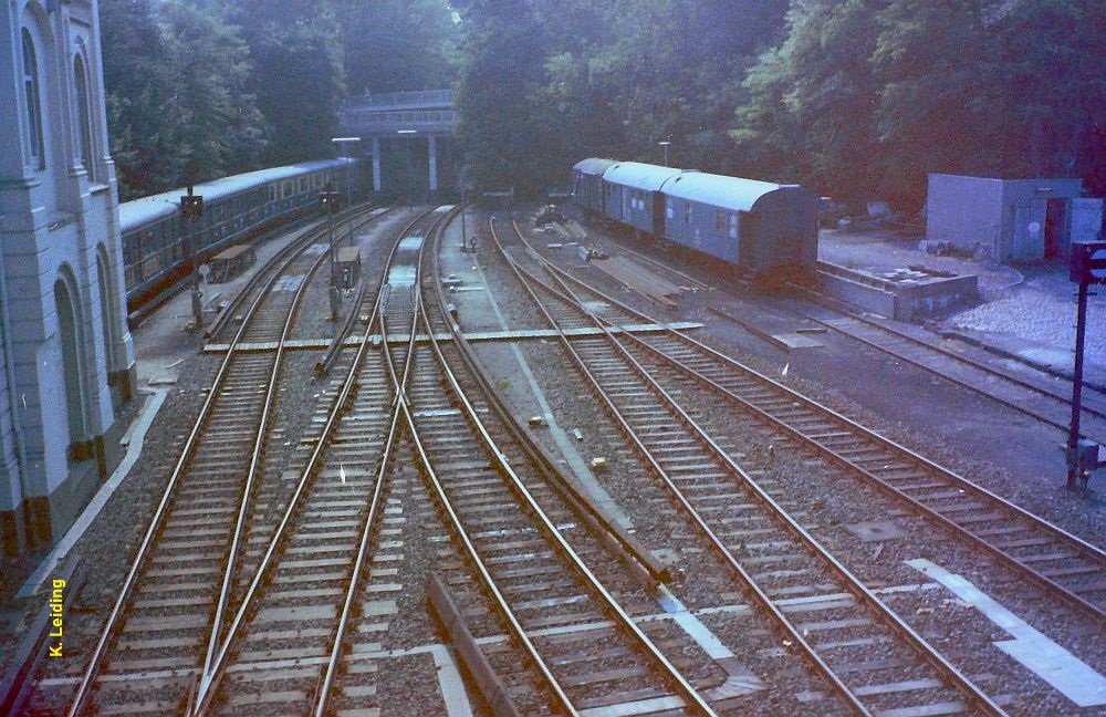 Blick aus der Überführung auf das westliche Ende des Bahnhofs Blankenese.