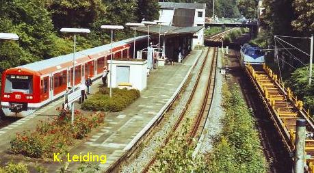 S - Bahn und Gterzug an der Haltestelle Wandsbeker Chaussee.