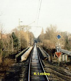 Brcke ber die Bergedorfer Strae mit drei Signalen.