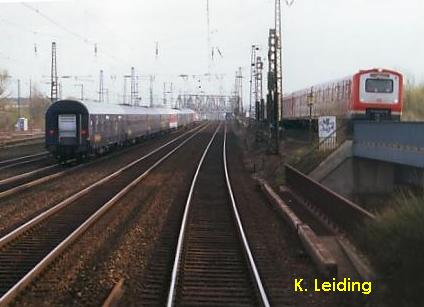 Nachtzug und S - Bahn nrdlich von Veddel.