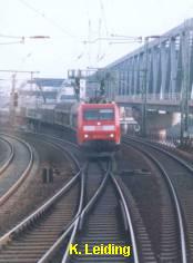 Lok der Baureihe 185 neben der S- Bahn - Brcke ber den Oberhafen.