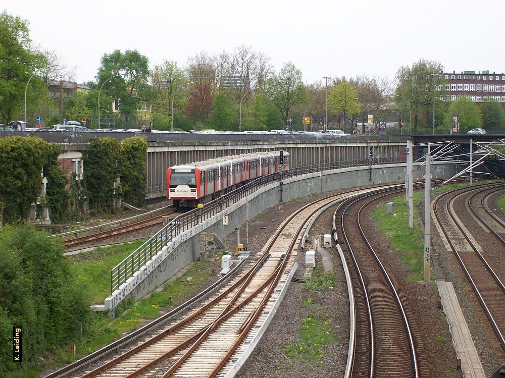 Ein DT 3 - Zug fhrt auf der Linie U 3 parallel zur Abstellanlage.