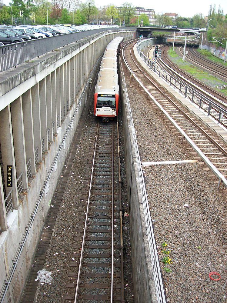 Ein Zug der Linie U 3 nhert sich von Mundsburg her der Tunneleinfahrt.