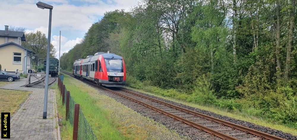 Ein LINT der nordbahn durcheilt Kleinkummerfeld.