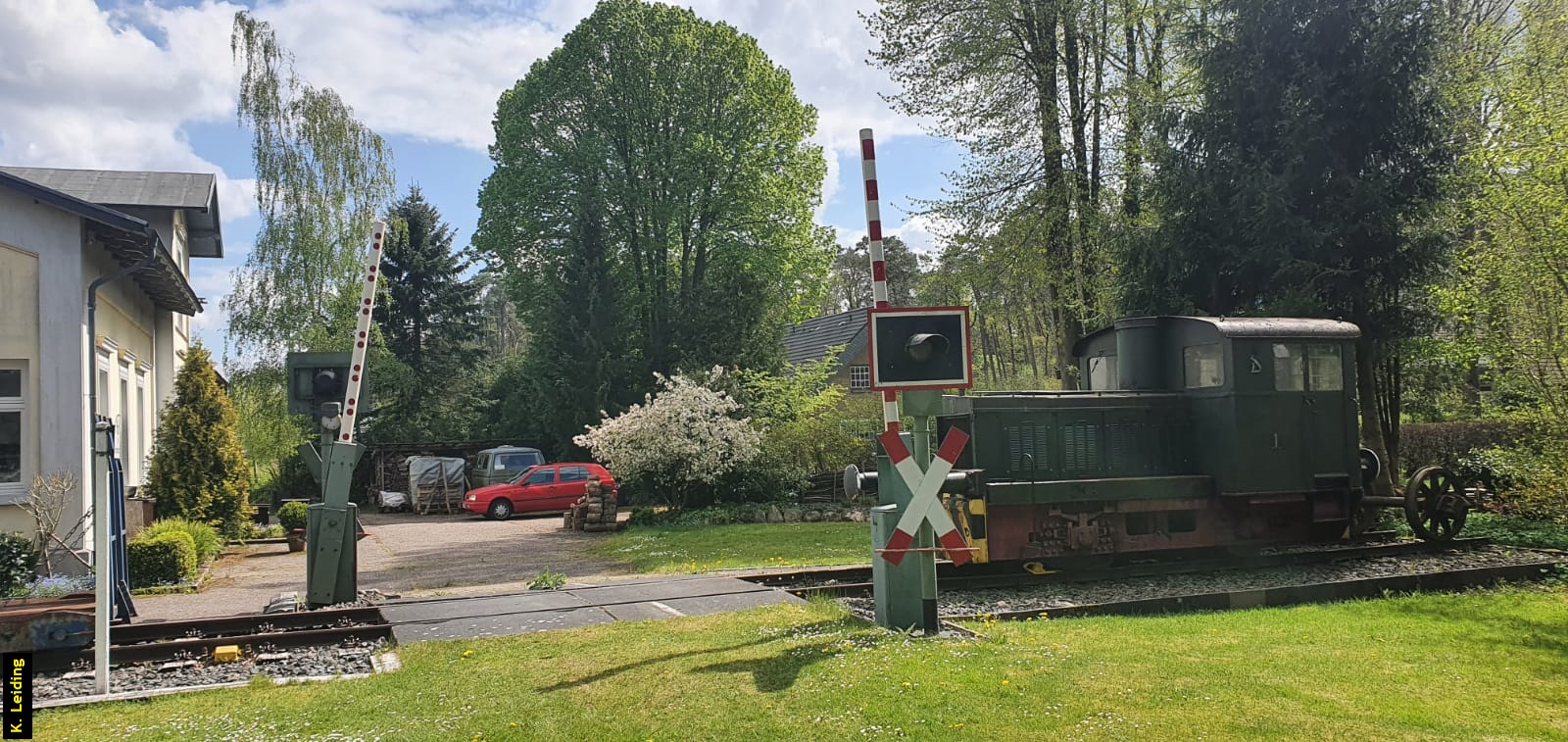 Kleiner Bahnübergang mit Kleinlok.