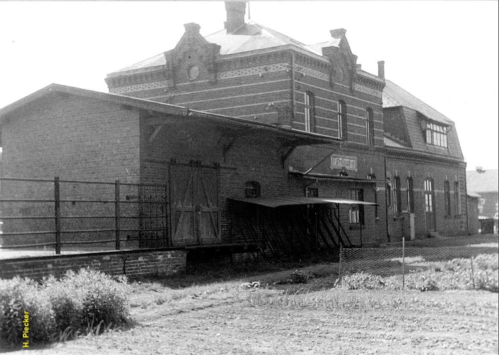 Gleisseite des ehemaligen Bahnhofs *Freiburg (Elbe).