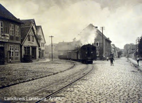 Dampfzug auf der Strae in Bleckede.