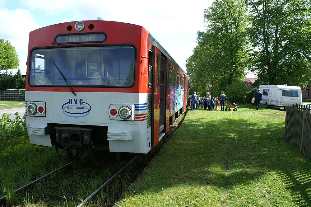 In Neetze steigt eine ganze Kindergartengruppe zu.