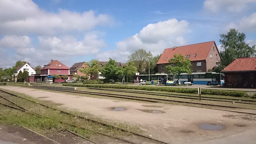 Blick vom Bleckwerk zum Bahnhof Bleckede und den angeschlossenen Busbahnhof.