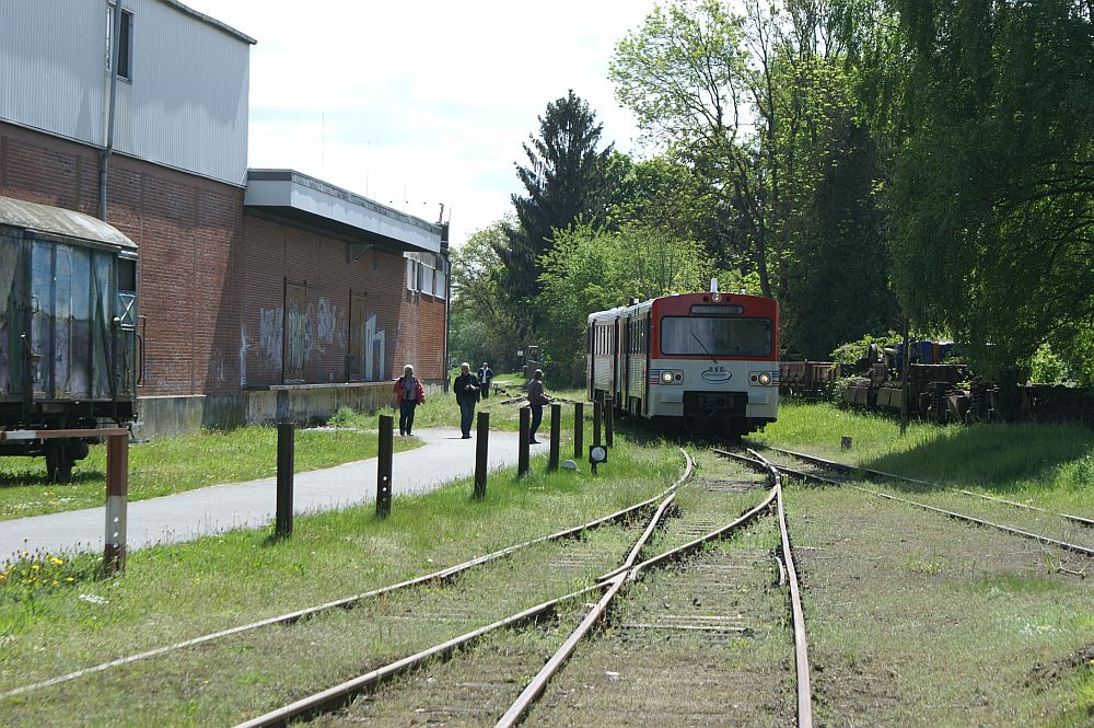 Diesmal fährt der VT nur bis zur Abzweigweiche zum Bleckwerk.