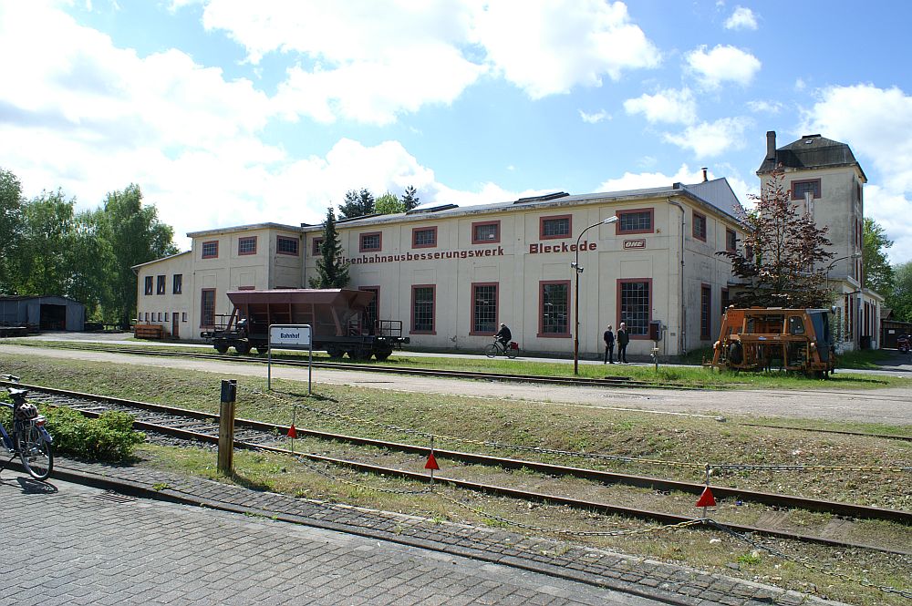 Jetzt geht der Blick vom Bahnhof hinüber zum Bleckwerk.