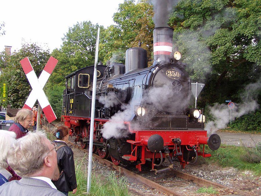 Karoline wartet vor dem Bahnbergang.