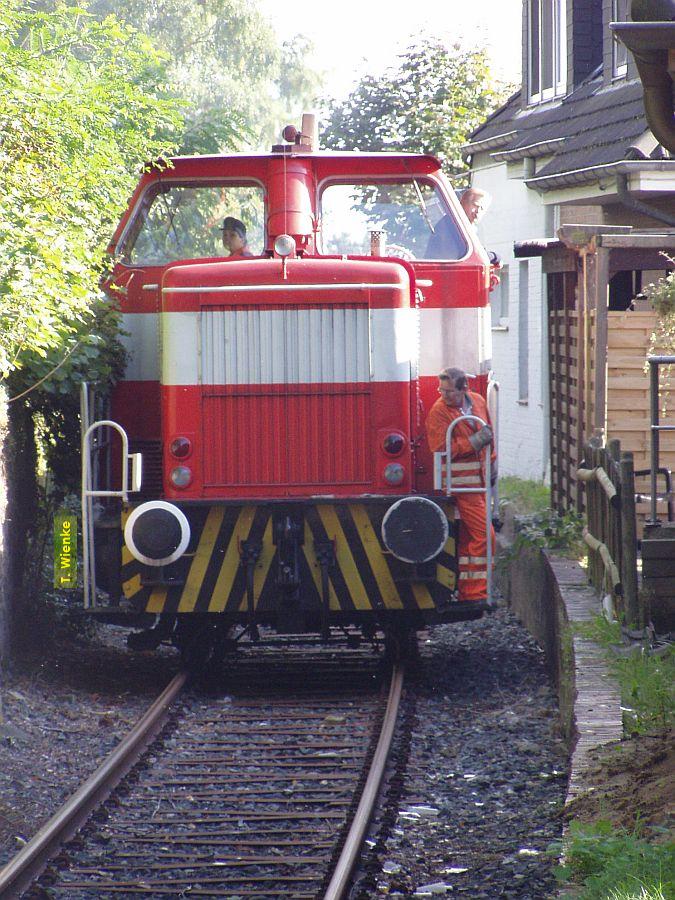 Die V2 fhrt an den Bahnsteig.