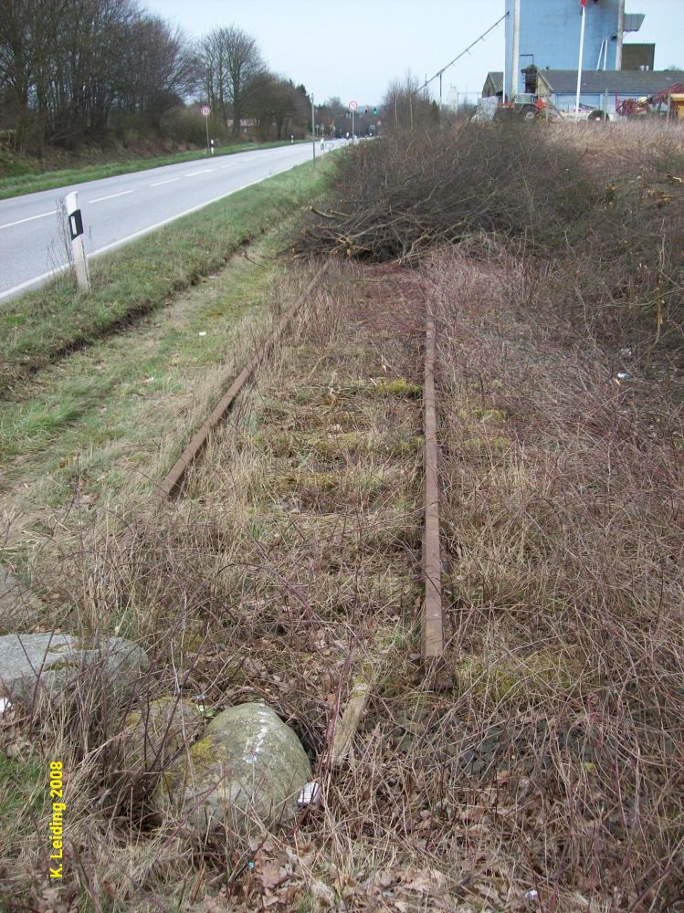 Streckengleis freigeschnitten.