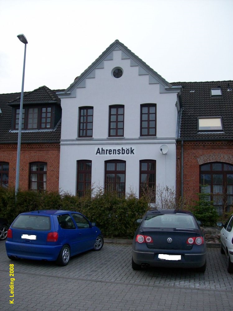 Nahansicht des Empfangsgebäudes von *Ahrensbök.