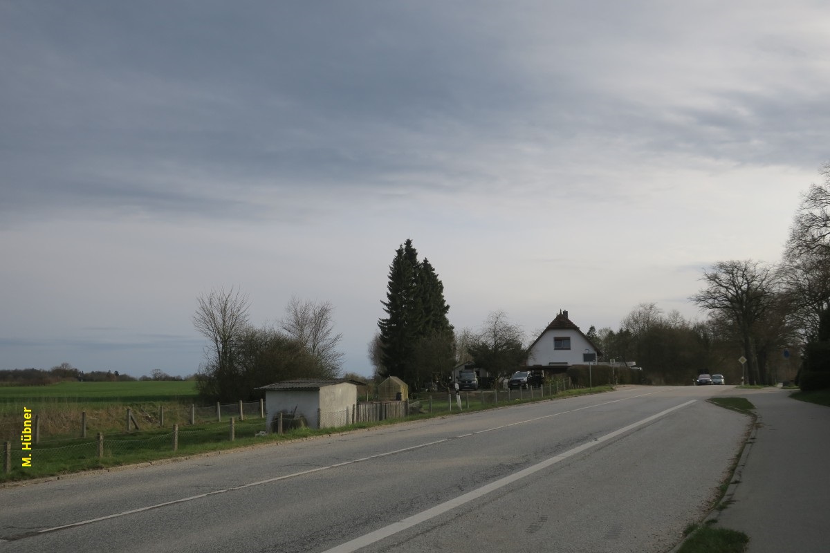 An dieser Stelle trennt sich die ehemalige Bahnstrecke nach *Ahrensbök von der B 432.