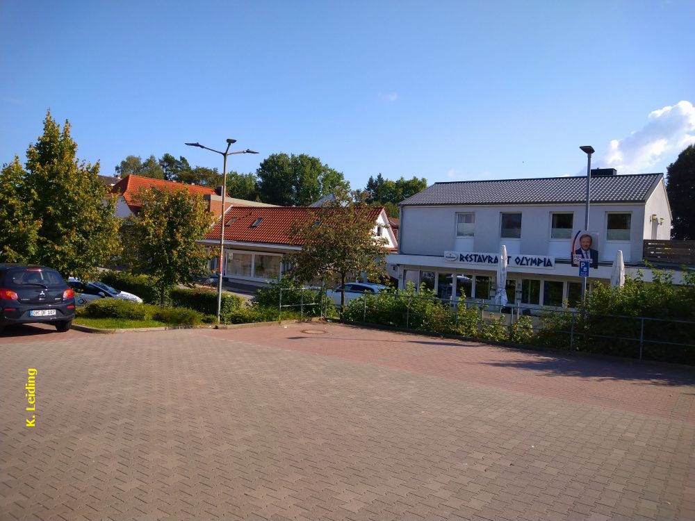 Blick vom Parkplatz des Discounters auf die Häuser an der Ahrensböker Klosterstraße.