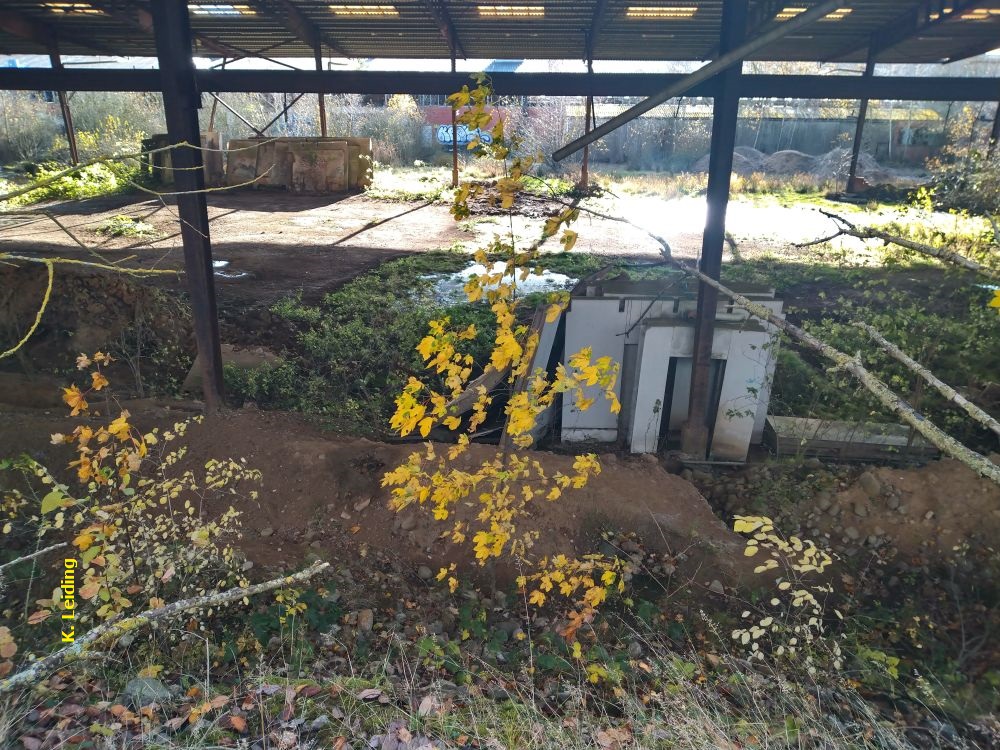 Parallel hinter der Tonlagerhalle befindet sich das eigentliche Ziegelwerk..