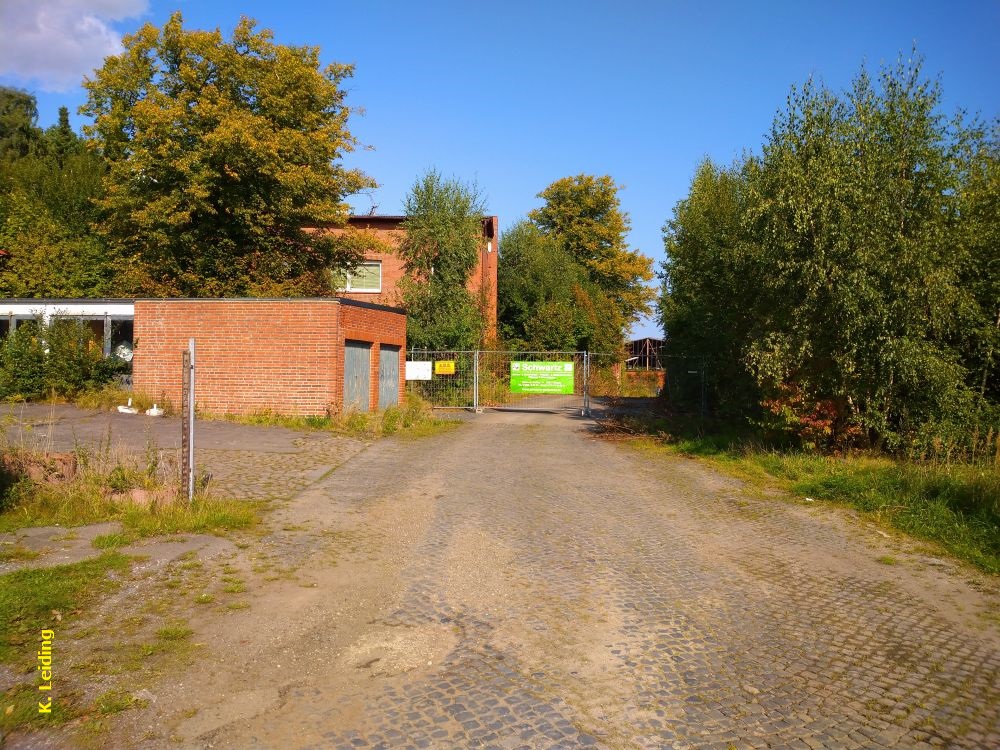 Die frühere Zufahrt zum Ziegelwerk an der Lübecker Straße 31 in *Ahrensbök.