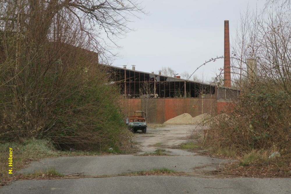 Blick durch die Absperrung zum eigentlichen Ziegelwerk im April 2021.