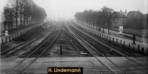 Blick auf den Bahnbergang Richtung Bahnhof.